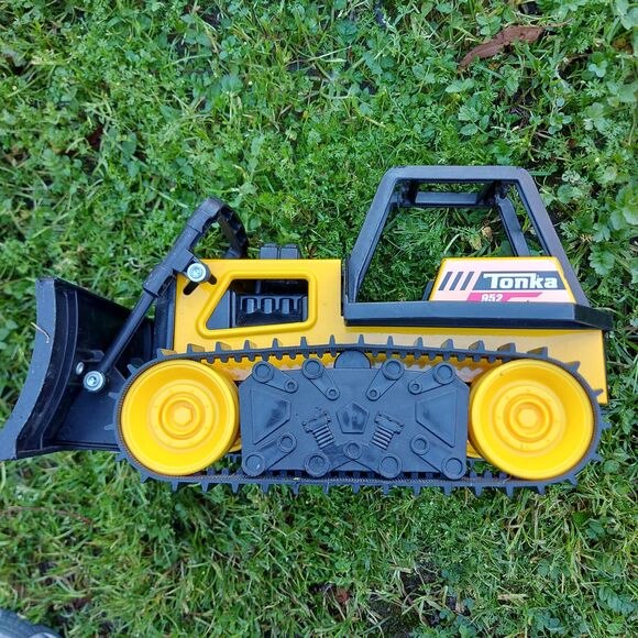 Tonka 952 Yellow Die Cast Metal Bulldozer Toy Truck Front  Tonka Hasbro Bulldozer Yellow 952 Steel Plastic Retro Collectible Toy Truck
